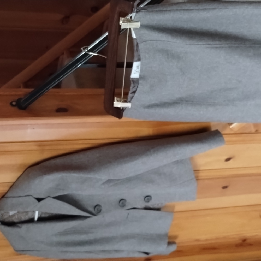Le Suit size 4